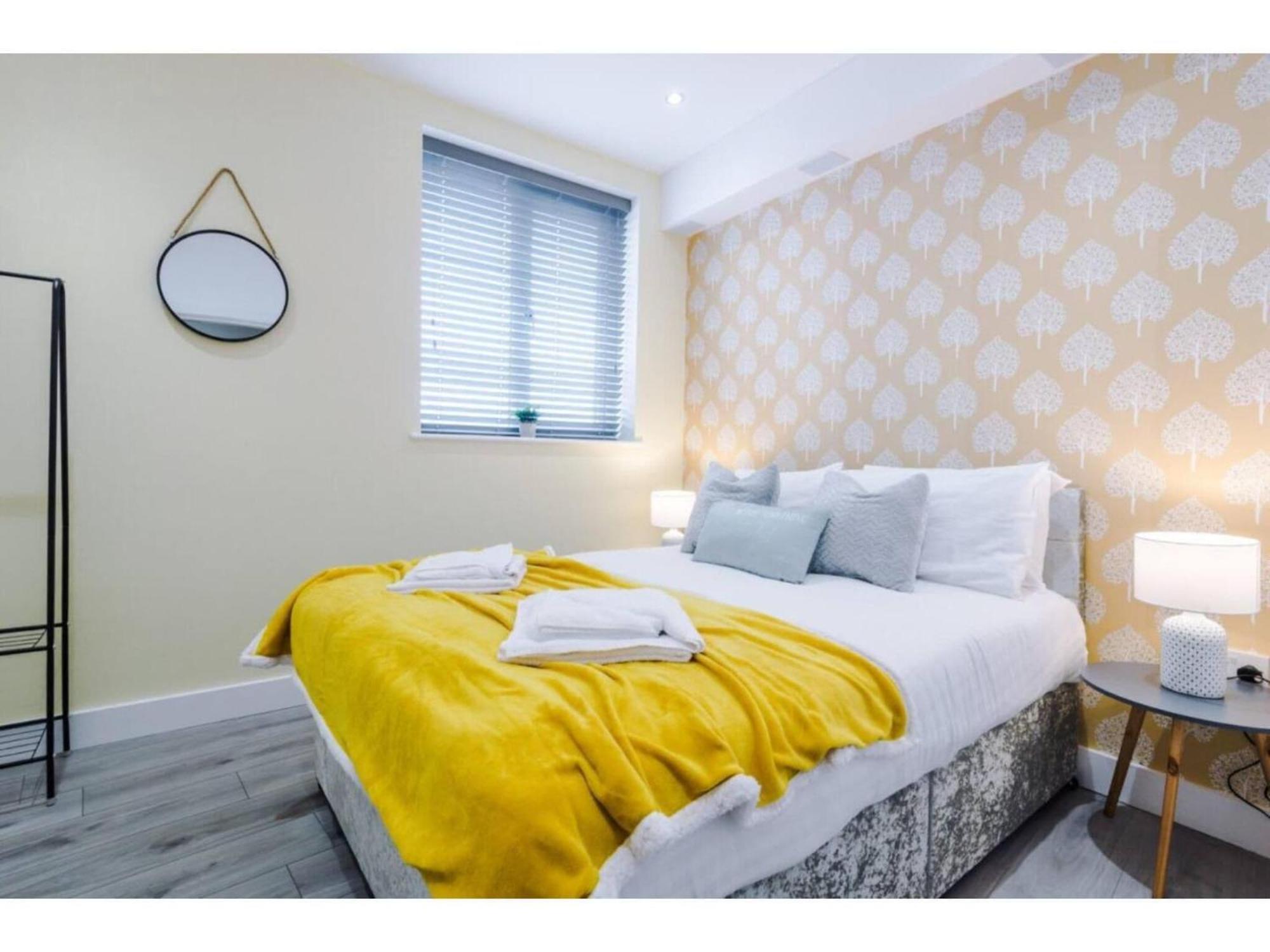 The Ecclesian Deluxe Apartments Near Trafford Centre Eccles Train Station マンチェスター エクステリア 写真