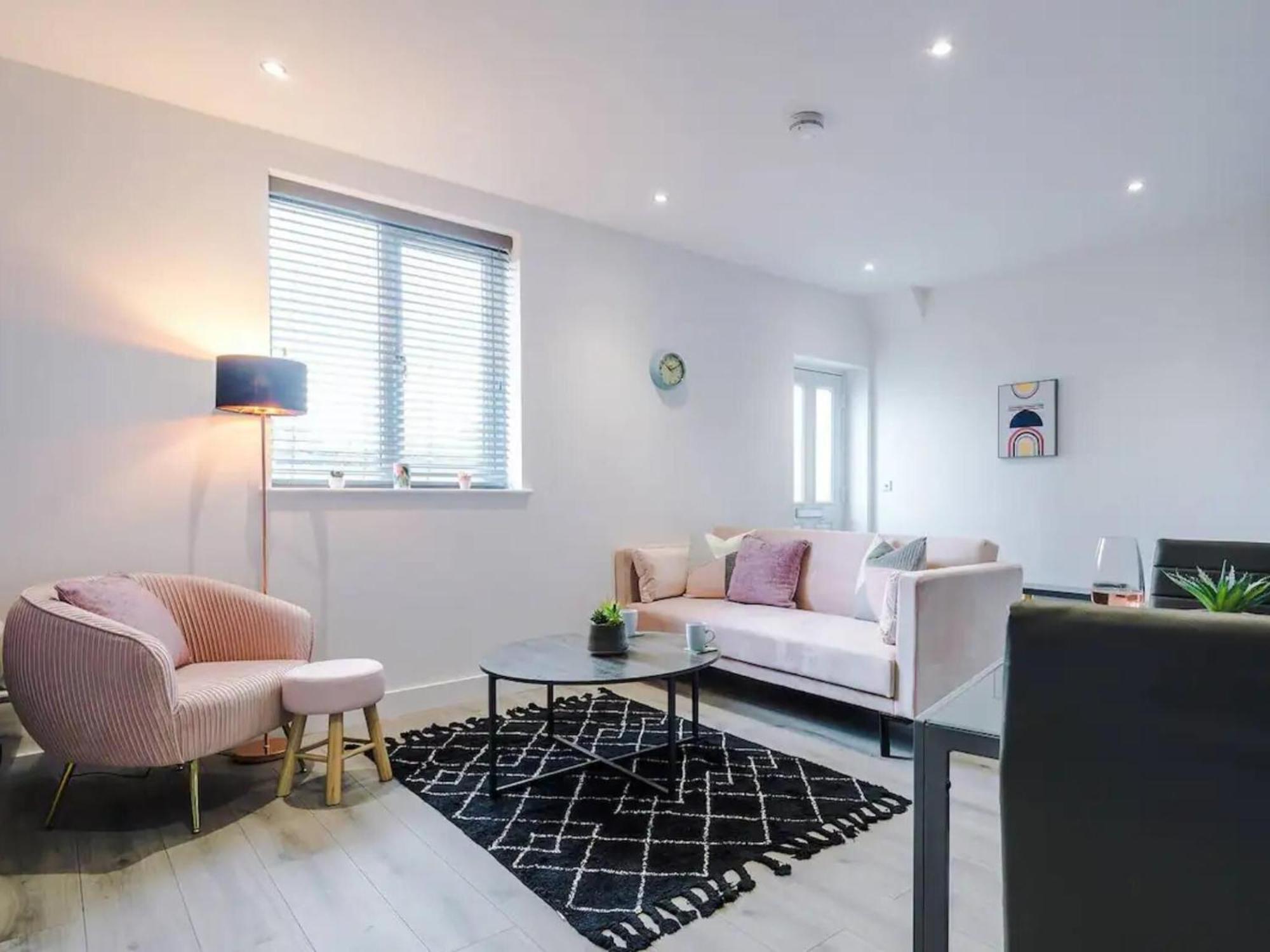The Ecclesian Deluxe Apartments Near Trafford Centre Eccles Train Station マンチェスター エクステリア 写真
