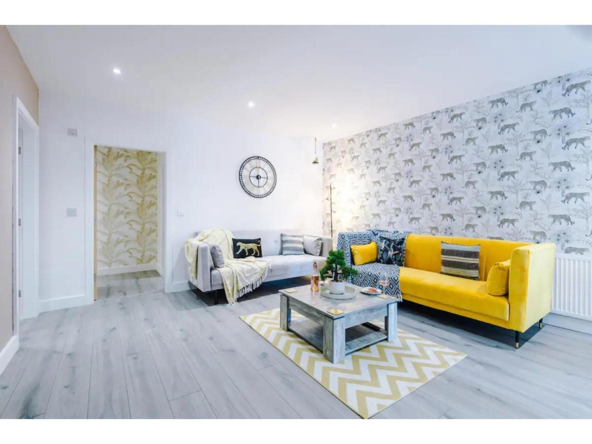 The Ecclesian Deluxe Apartments Near Trafford Centre Eccles Train Station マンチェスター エクステリア 写真