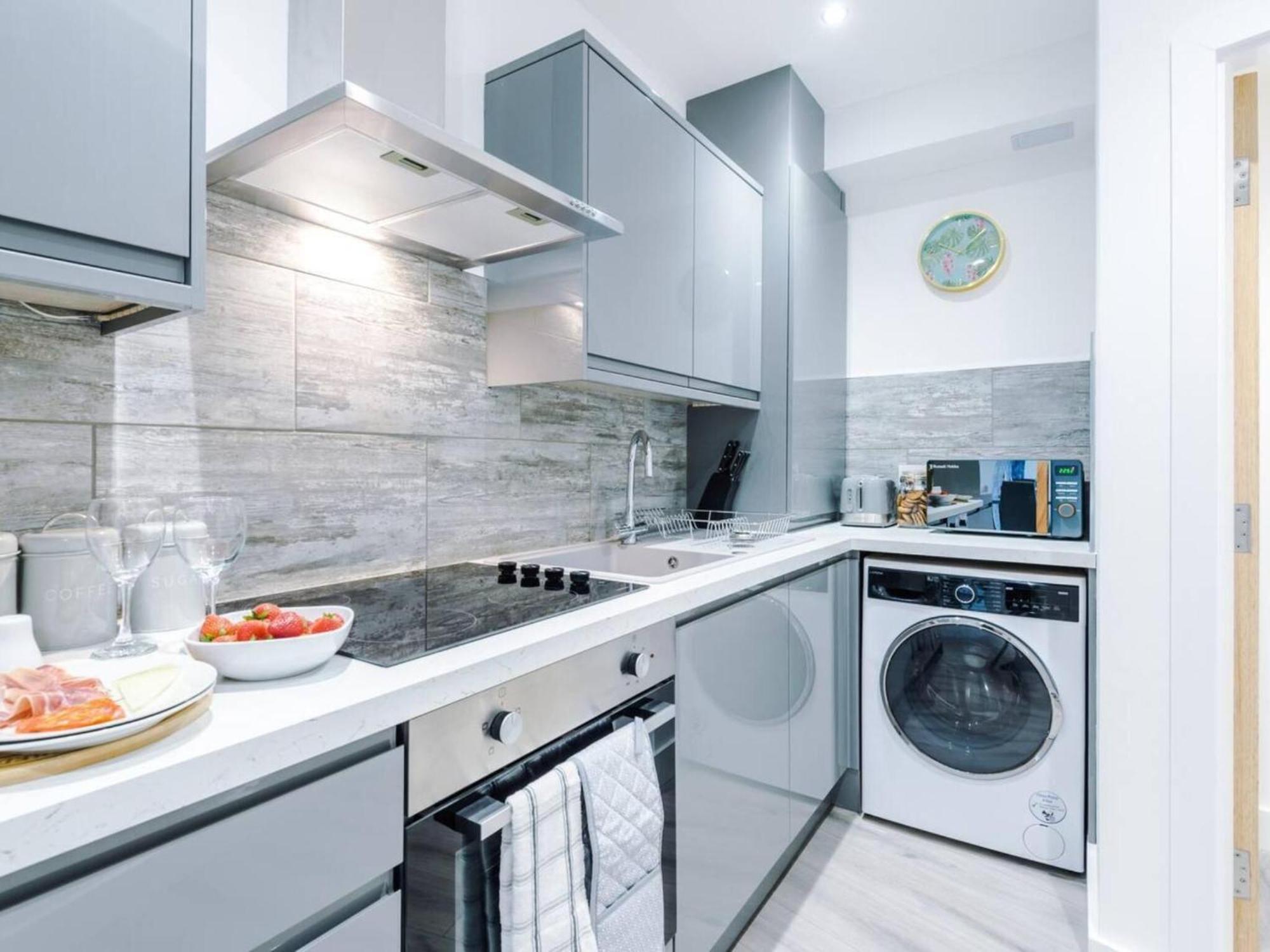 The Ecclesian Deluxe Apartments Near Trafford Centre Eccles Train Station マンチェスター エクステリア 写真