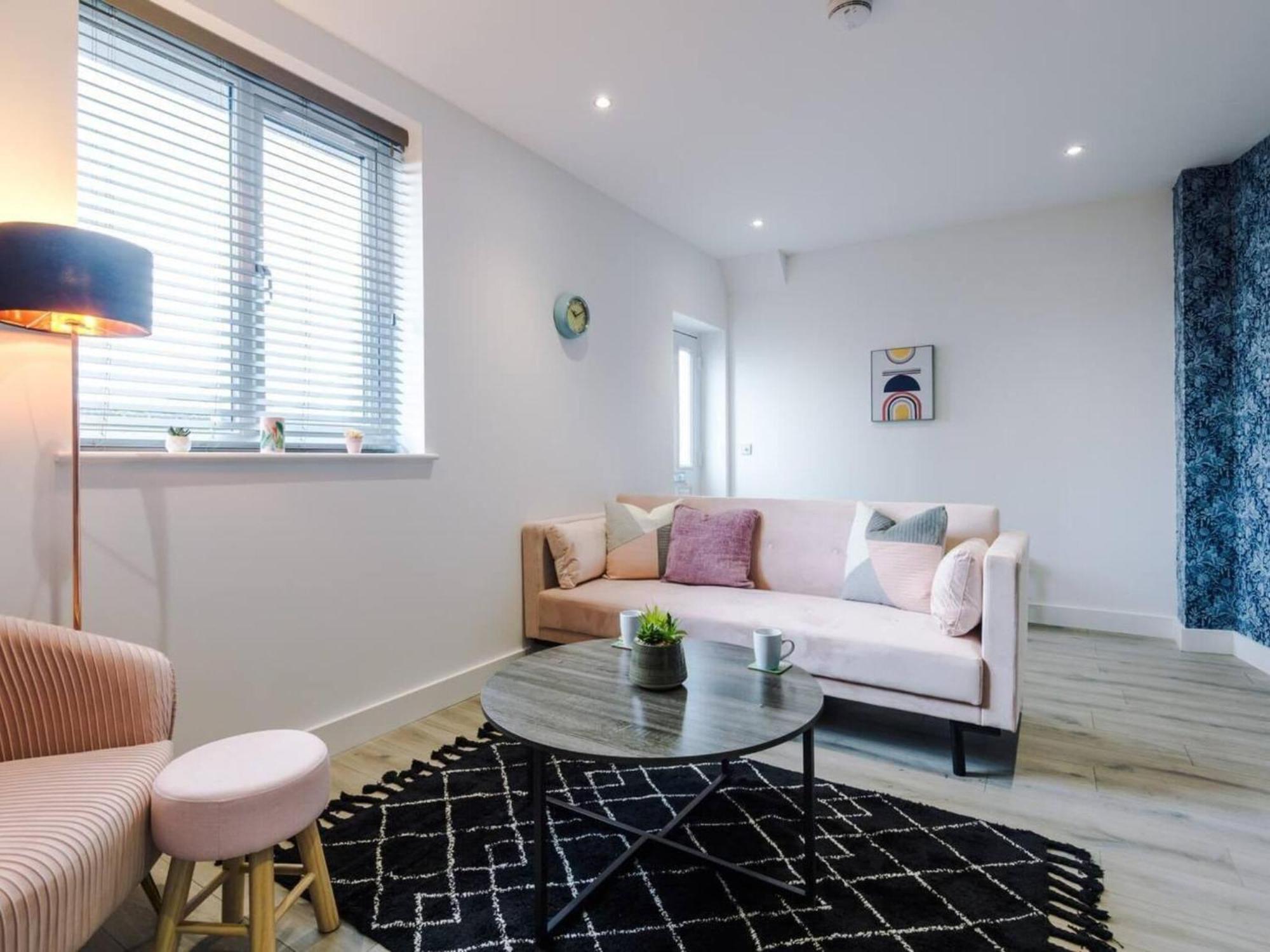 The Ecclesian Deluxe Apartments Near Trafford Centre Eccles Train Station マンチェスター エクステリア 写真