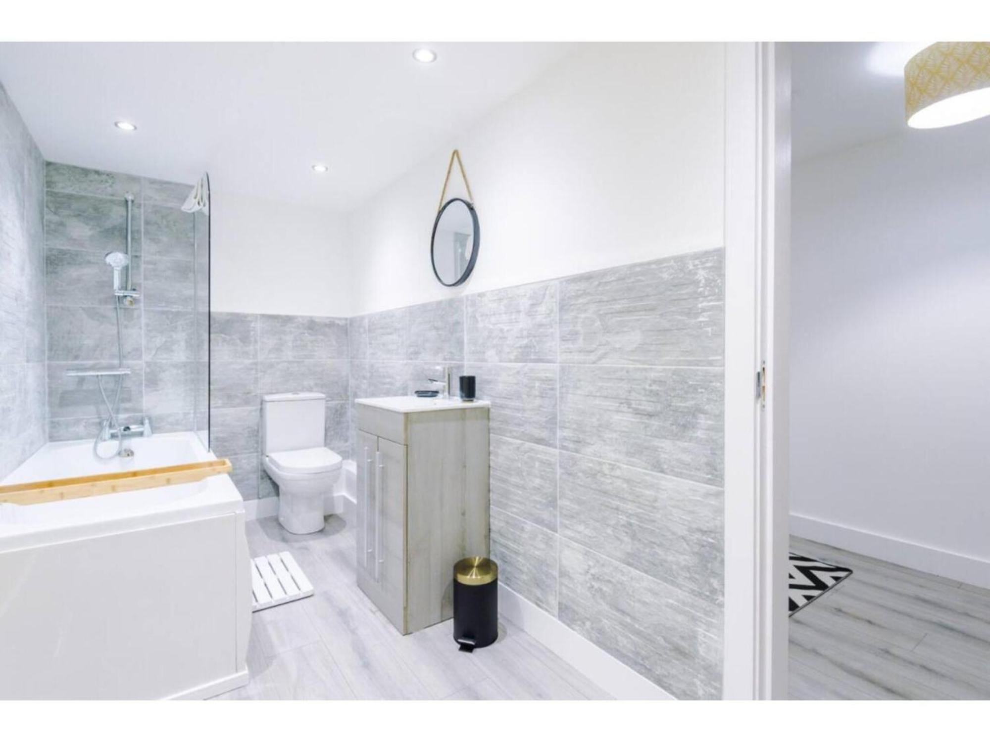 The Ecclesian Deluxe Apartments Near Trafford Centre Eccles Train Station マンチェスター エクステリア 写真
