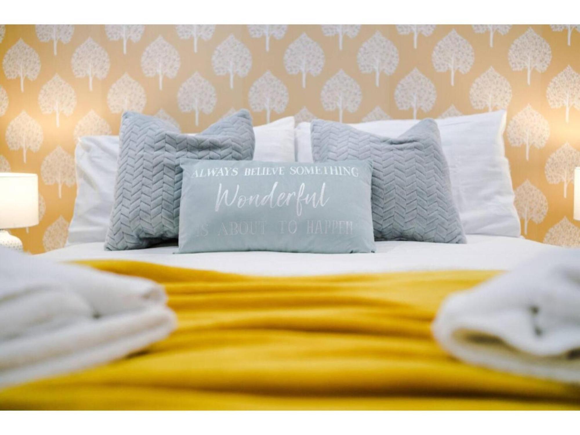 The Ecclesian Deluxe Apartments Near Trafford Centre Eccles Train Station マンチェスター エクステリア 写真