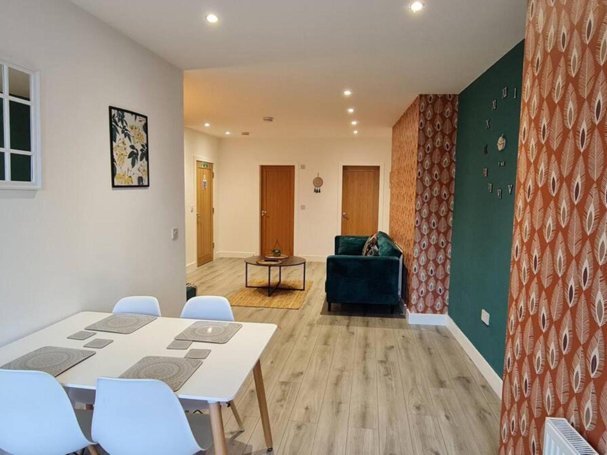 The Ecclesian Deluxe Apartments Near Trafford Centre Eccles Train Station マンチェスター エクステリア 写真