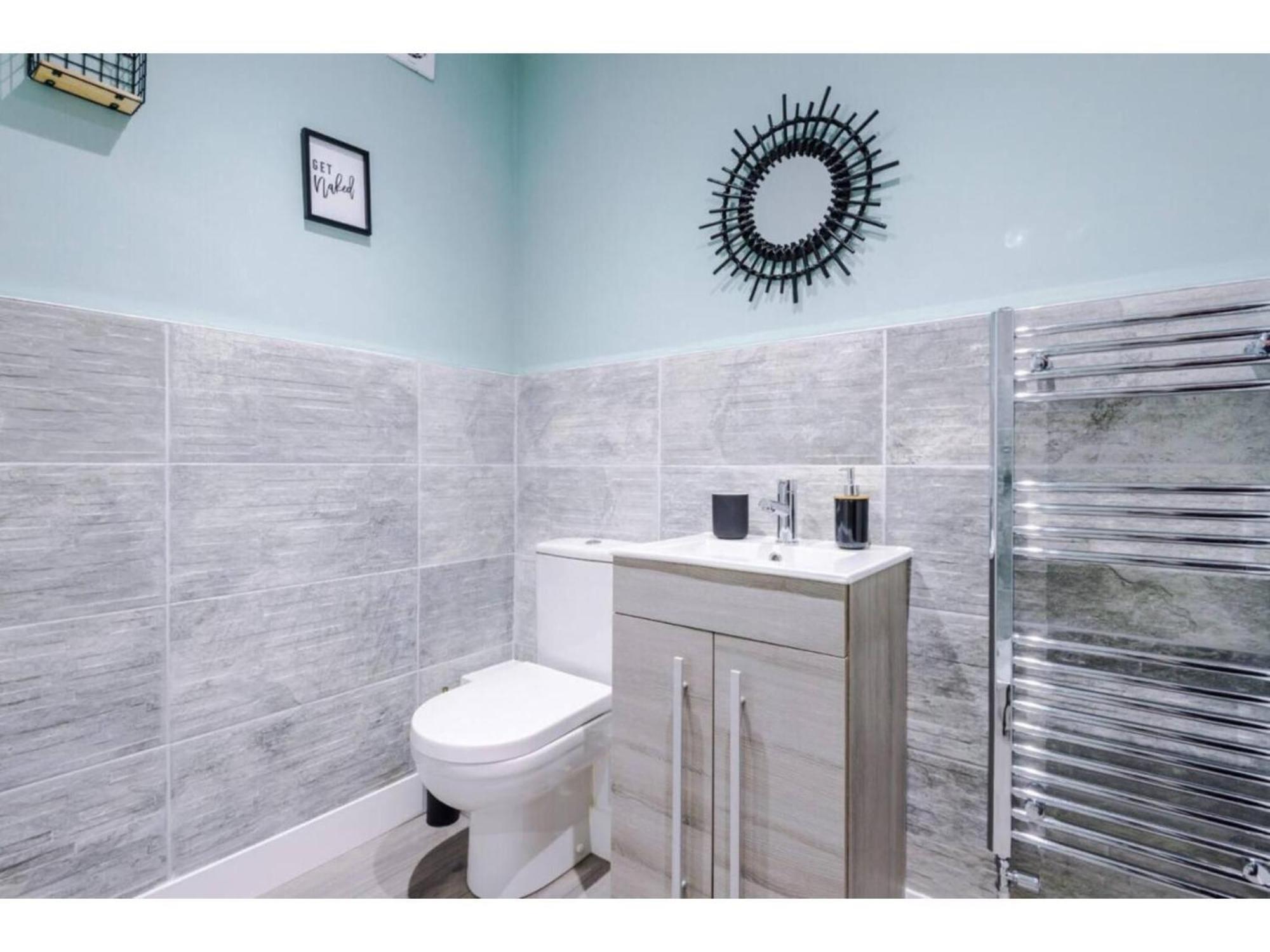 The Ecclesian Deluxe Apartments Near Trafford Centre Eccles Train Station マンチェスター エクステリア 写真