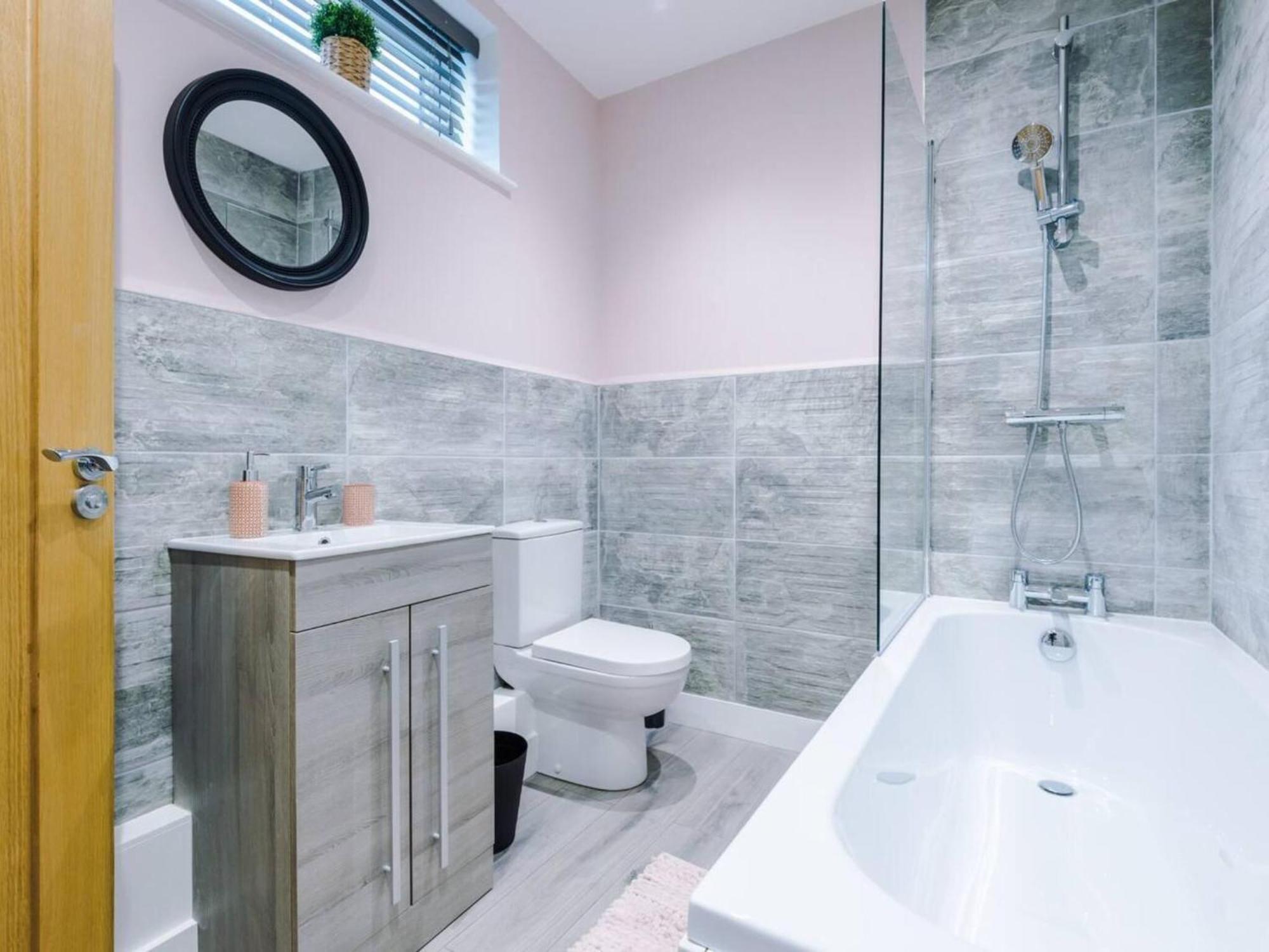 The Ecclesian Deluxe Apartments Near Trafford Centre Eccles Train Station マンチェスター エクステリア 写真